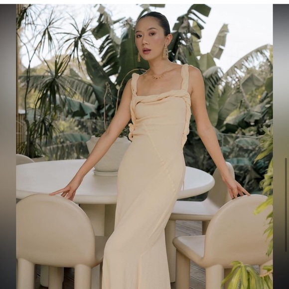 ❌SOLD❌H&M Studio Collection TWIST-DETAIL CRINKLED DRESS in Pastel Yellow - Picture 9 of 16